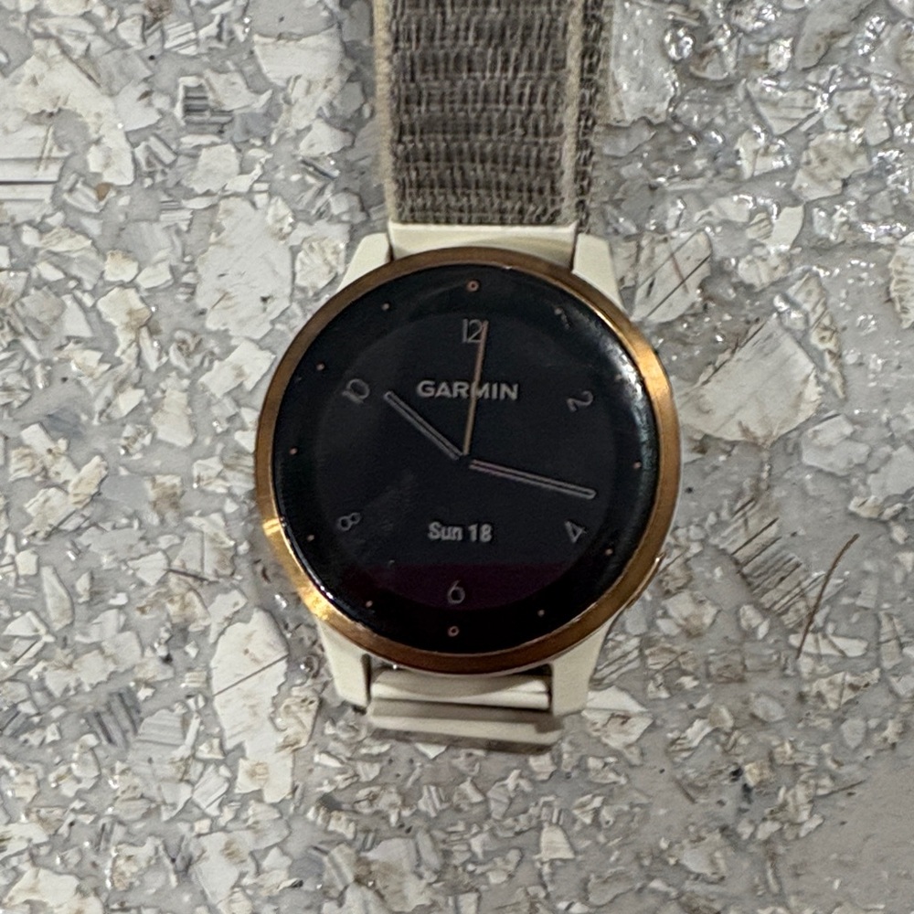 Garmin Vivoactive 4S Cream Smartwatch with Gold Bezel